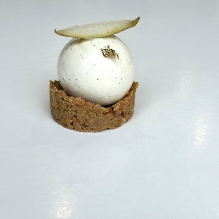 Entremet poire vanille bio de Madagascar et sablé dulcey noisettes