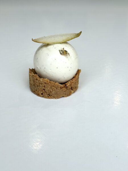 Entremet poire vanille bio de Madagascar et sablé dulcey noisettes